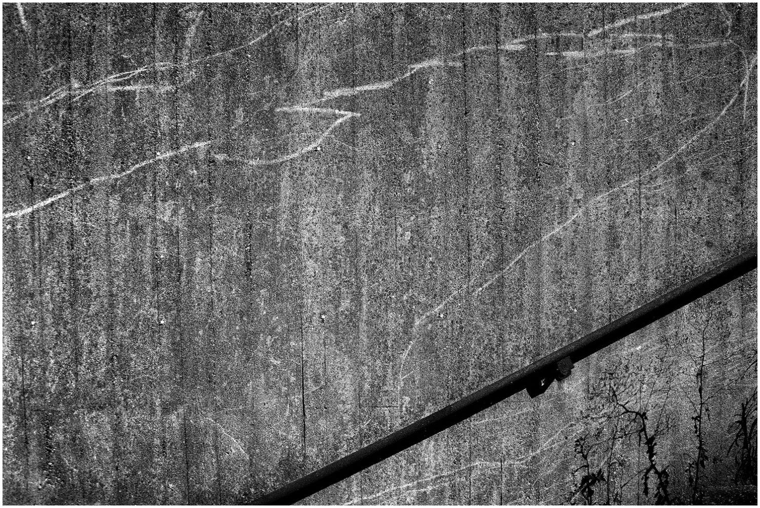 Schwarz-weiß-Fotografie: Betonmauer mit Geländer (NANB) an der Ruhr-Universität Bochum