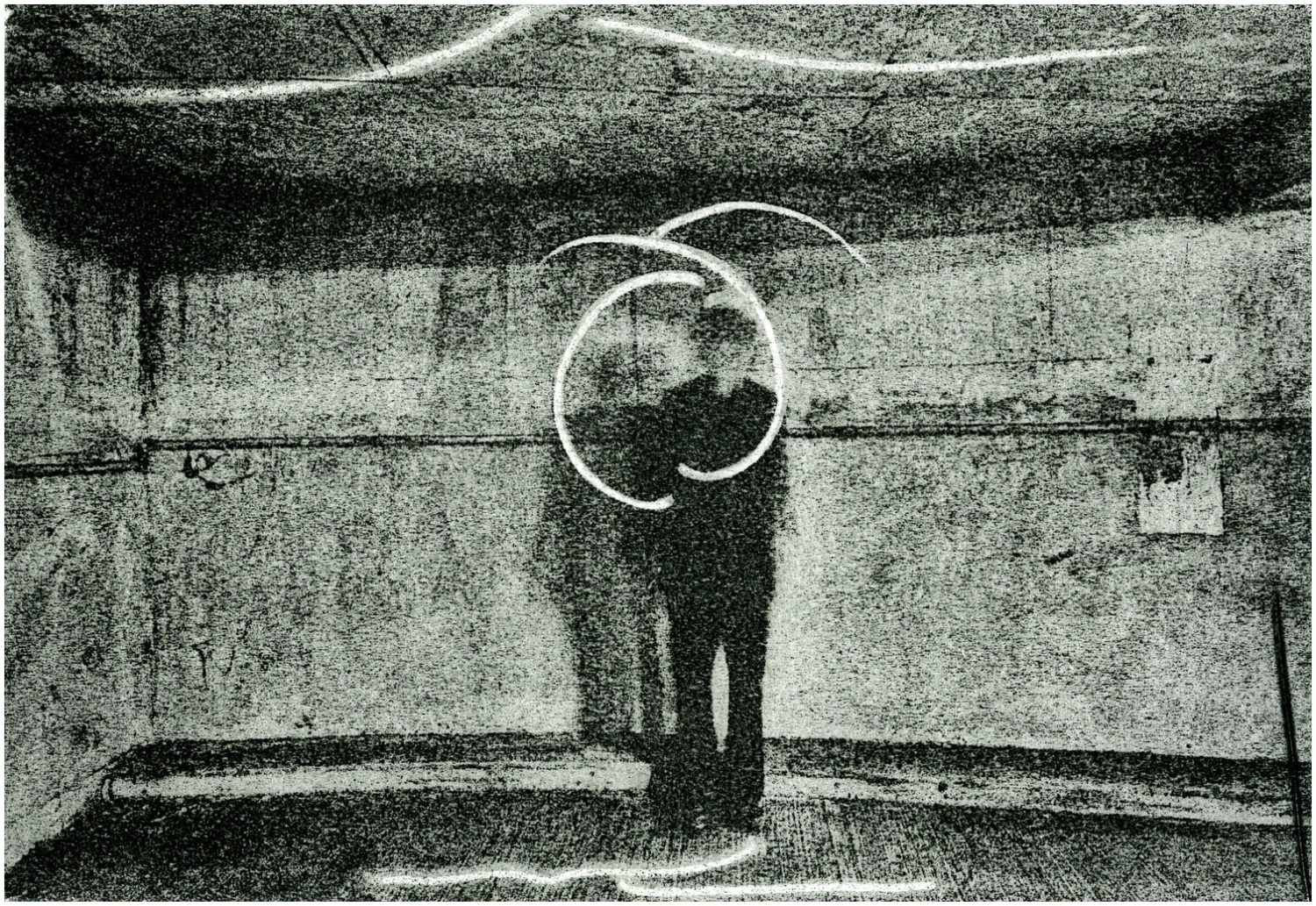 Fotoradierung: Person in einem Raum mit Lichtschlangen