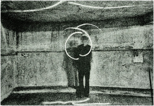 Fotoradierung: Person in einem Raum mit Lichtschlangen