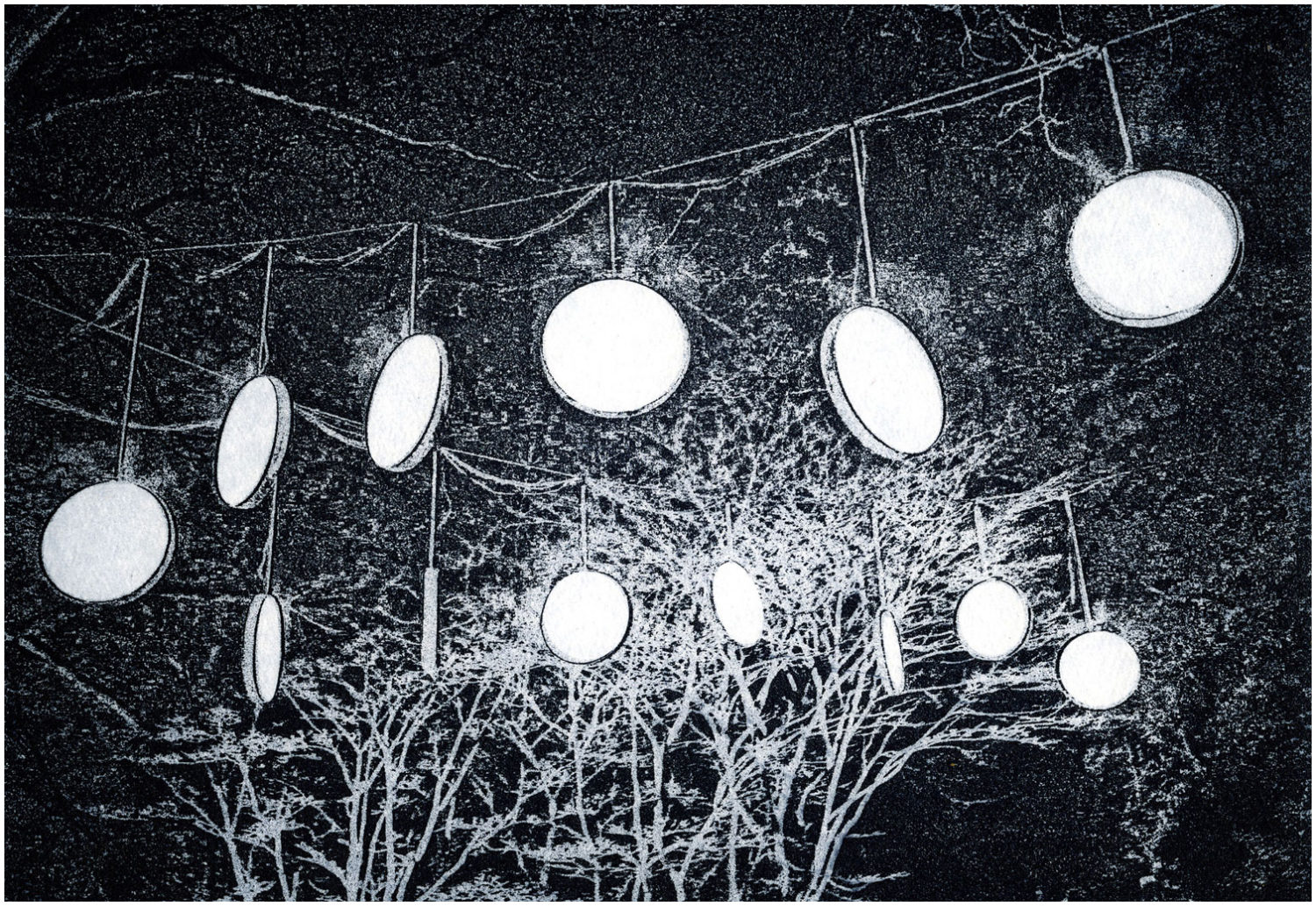 Fotoradierung: Bäume im Hintergrund und scheibenförmige Lampen im Vordergrund auf schwarzem Grund