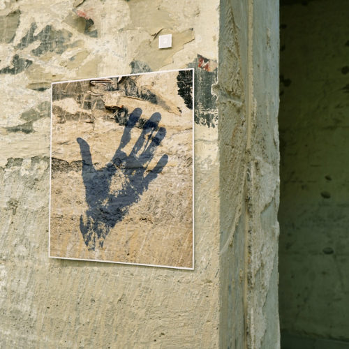 Gemeinsames Konzept mit Felix Freier für den Kunstbunker in Bochum, Abdrücke und Fotografien von Händen, die in den Ausstellungsräumen des Bunkers als Bildtafeln auf dem Mauerwerk angebracht sind.