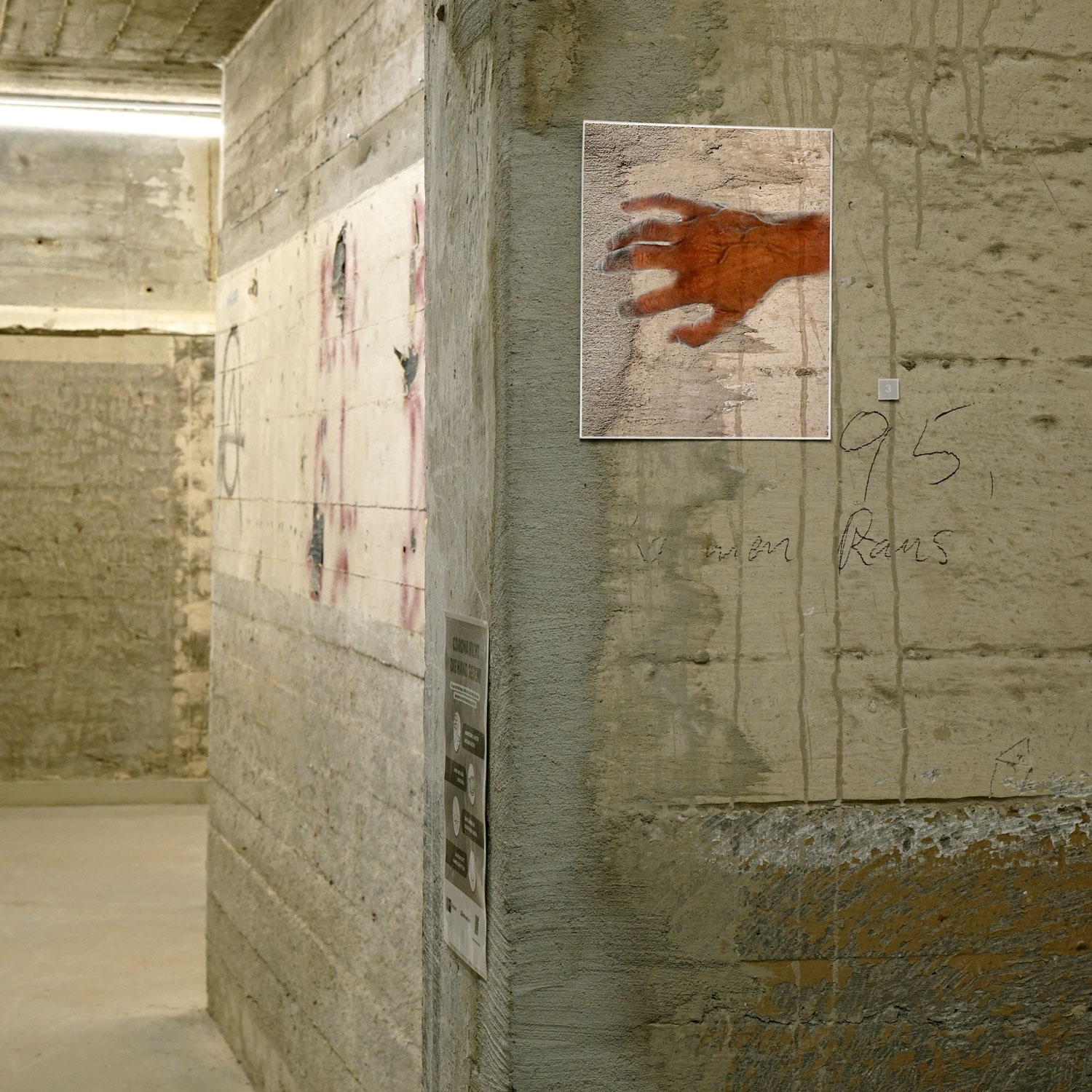 Gemeinsames Konzept mit Felix Freier für den Kunstbunker in Bochum, Abdrücke und Fotografien von Händen, die in den Ausstellungsräumen des Bunkers als Bildtafeln auf dem Mauerwerk angebracht sind.