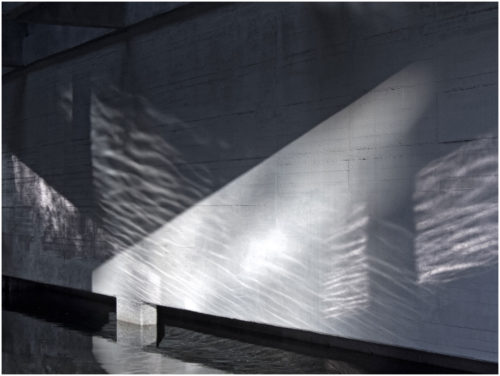 Lichtreflexionen von Wasser auf eine Betonmauer - Bild2