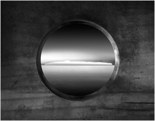 Bildmontage in Schwarz-Weiß: Eine Betonmauer mit einer runden Öffnung mit Blick auf eine Insel im Wasser.