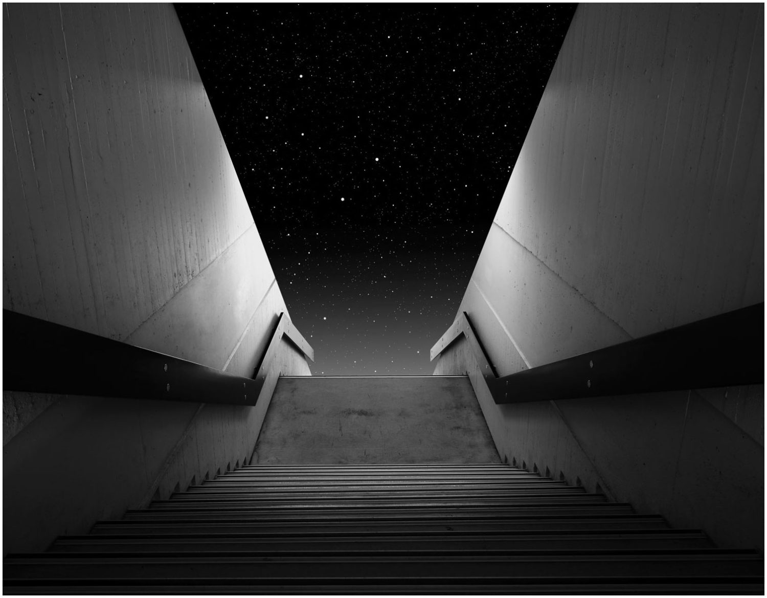 Bildmontage in Schwarz-Weiß: Eine Treppe, die hinab führt und im Hintergrund ein Sternenhimmel