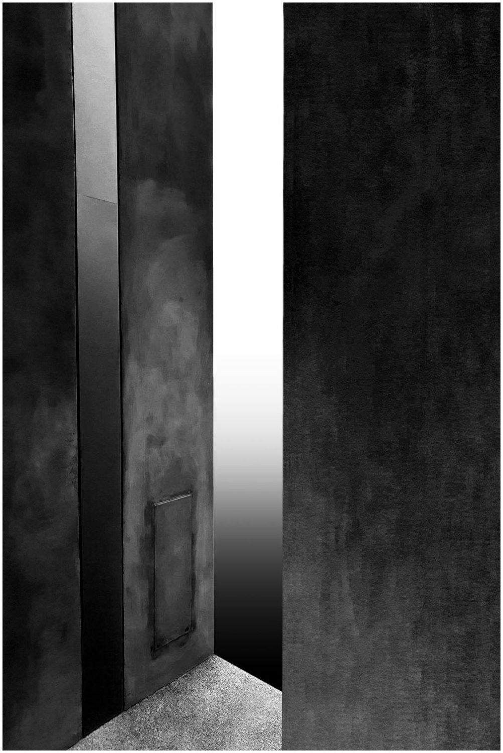 Bildmontage in Schwarz-Weiß: Ein Ein- oder Ausgang (ohne Tür) mit Blick auf einen Grauverlauf.