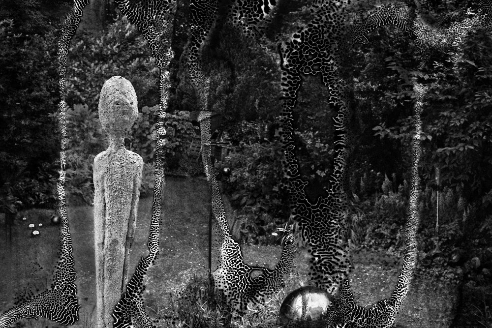 Analoge Schwarz-Weiß-Fotografie v. einer Skulptur und Kugeln im Garten